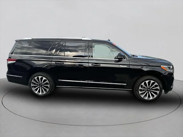 Used 2022 Infinite Black Metallic Clearcoat Lincoln Reserve L image 9