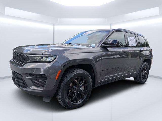 Used 2024 Gray Jeep Altitude image 7