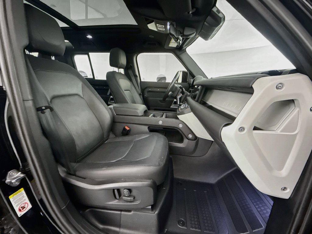 Used 2024 Black Land Rover X-Dynamic SE image 28