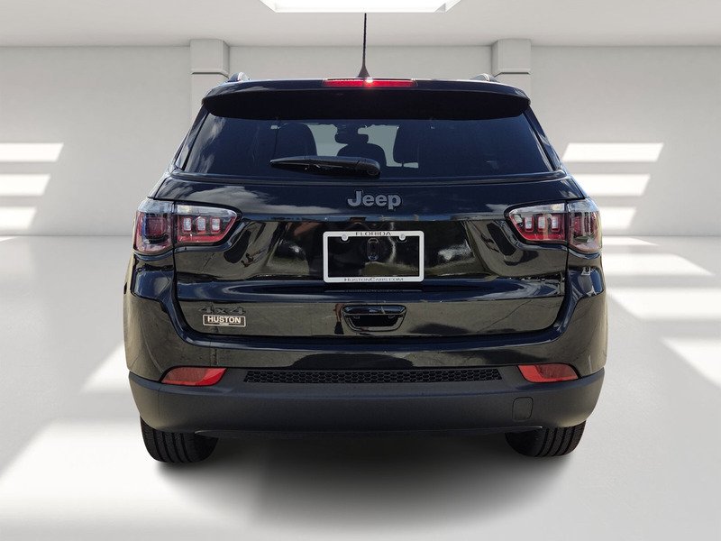 New 2026 Diamond Black Crystal Pearl-Coat Exterior Paint Jeep LATITUDE ALTITUDE 4X4 image 4