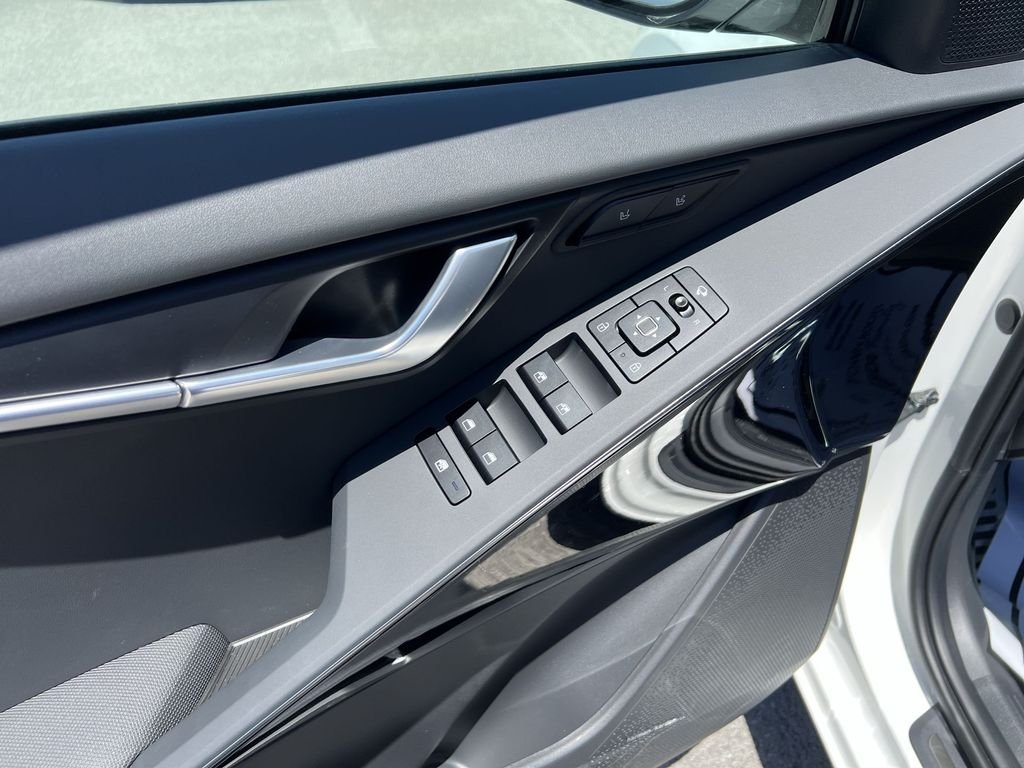 New 2026 White Kia Wave image 13