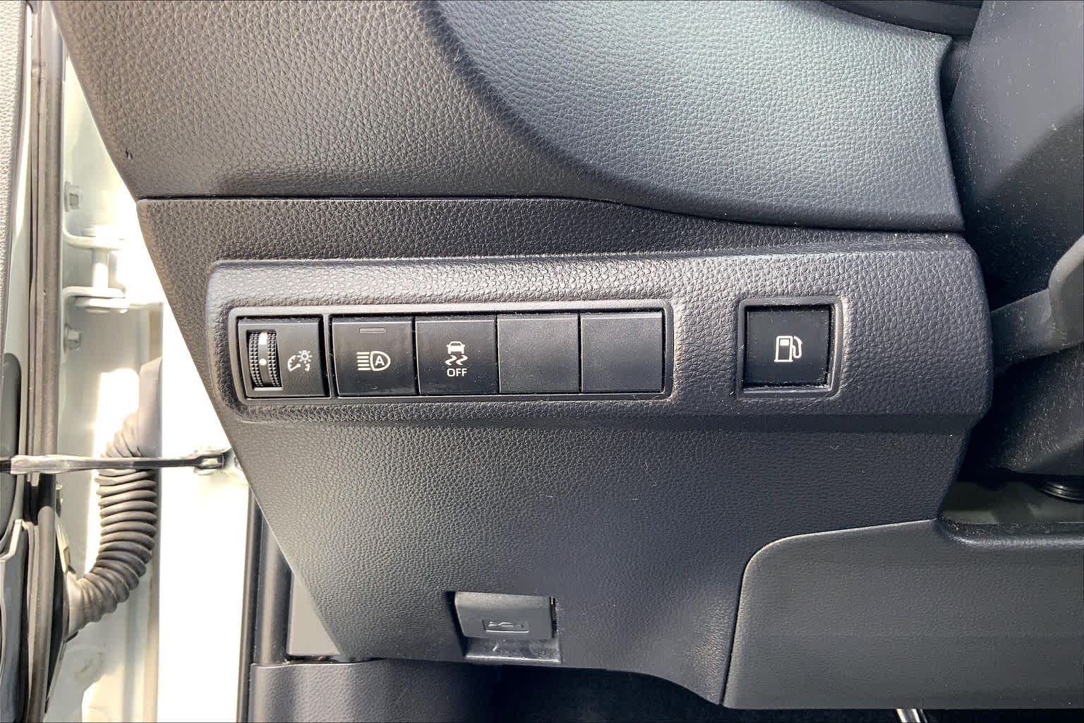 Used 2024 Wind Chill Pearl Toyota Hybrid SE image 33