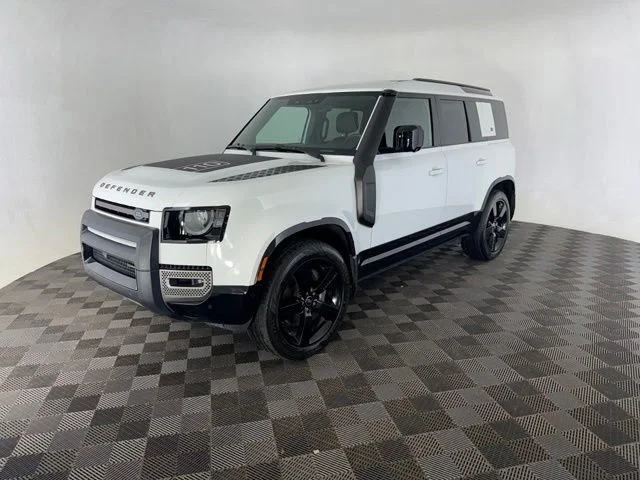 Used 2022 White Land Rover X-Dynamic HSE image 3