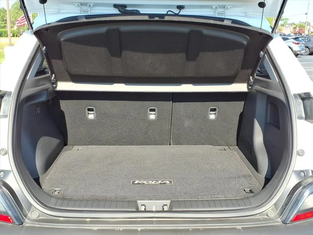 Used 2023 White Hyundai SEL image 22