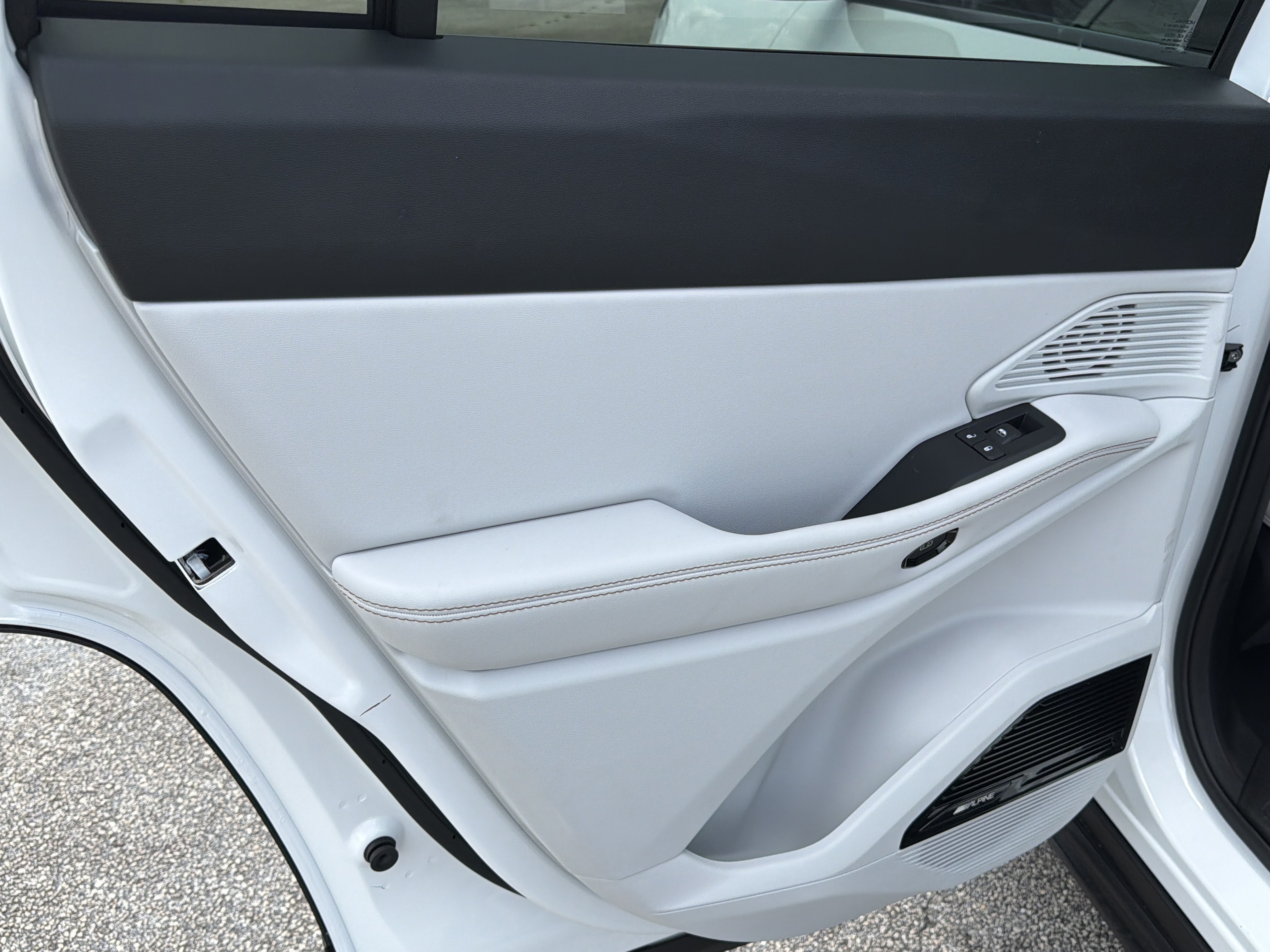 New 2026 Bright White Clear-Coat Exterior Paint Jeep Limited image 22