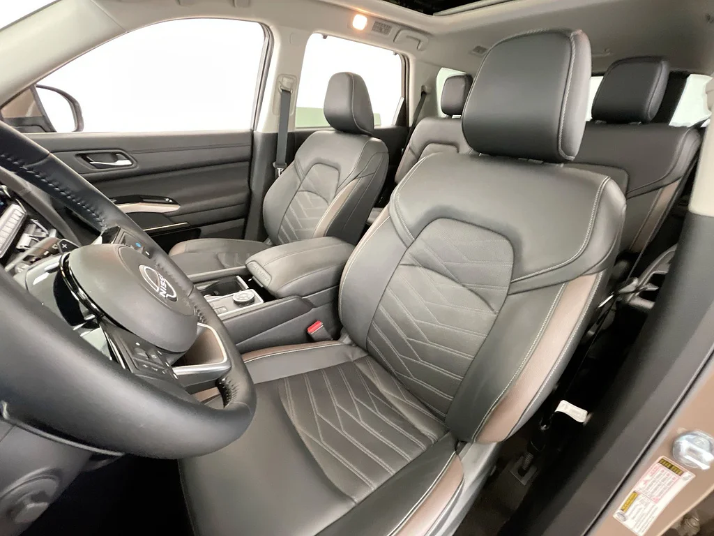 Used 2025 TAN Nissan Platinum image 20