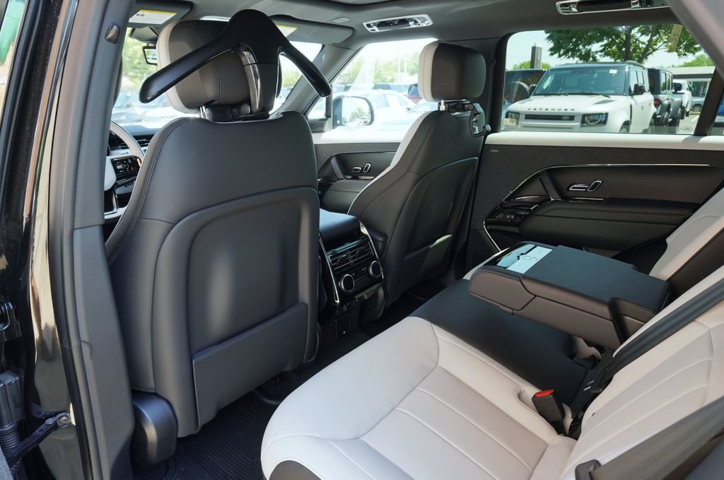 New 2026 Santorini Black Land Rover Dynamic SE image 31