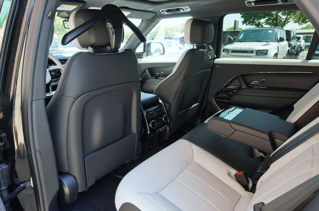 New 2026 Santorini Black Land Rover Dynamic SE image 31