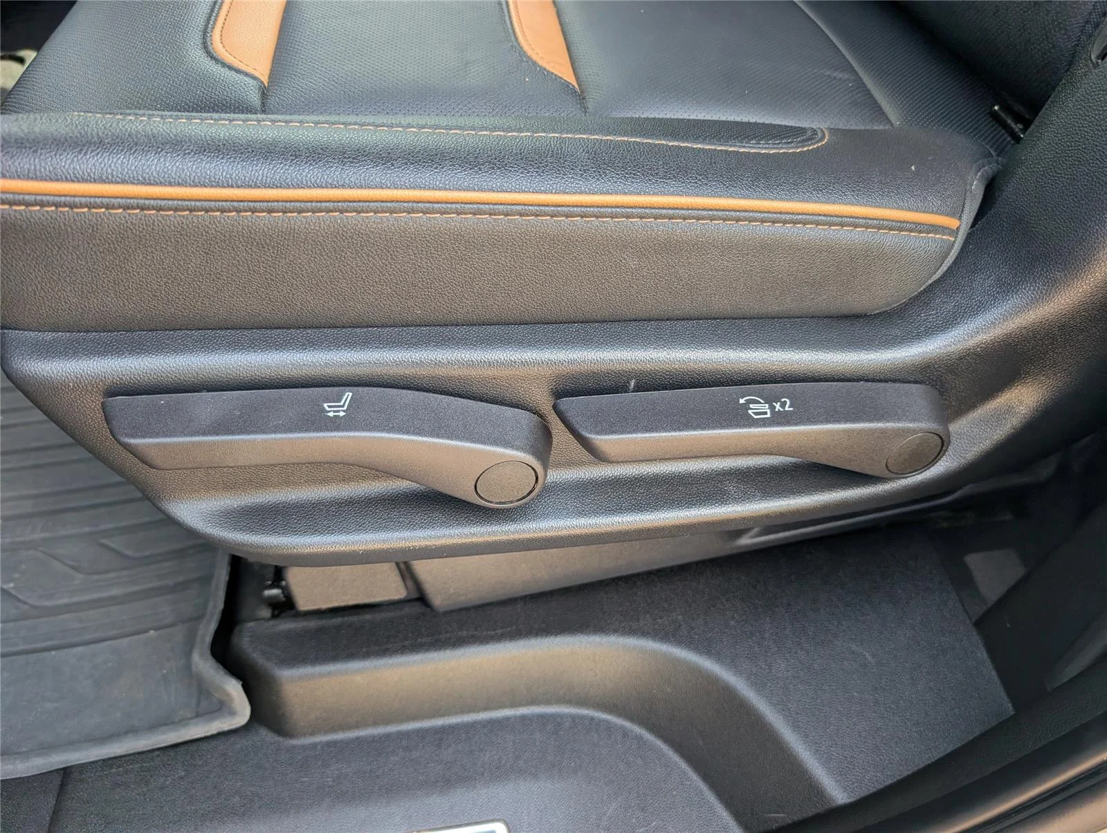 Used 2023 Sterling Metallic GMC AT4 image 29