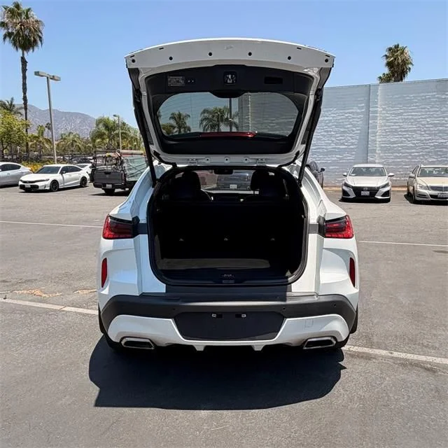 Used 2025 White INFINITI LUXE image 7