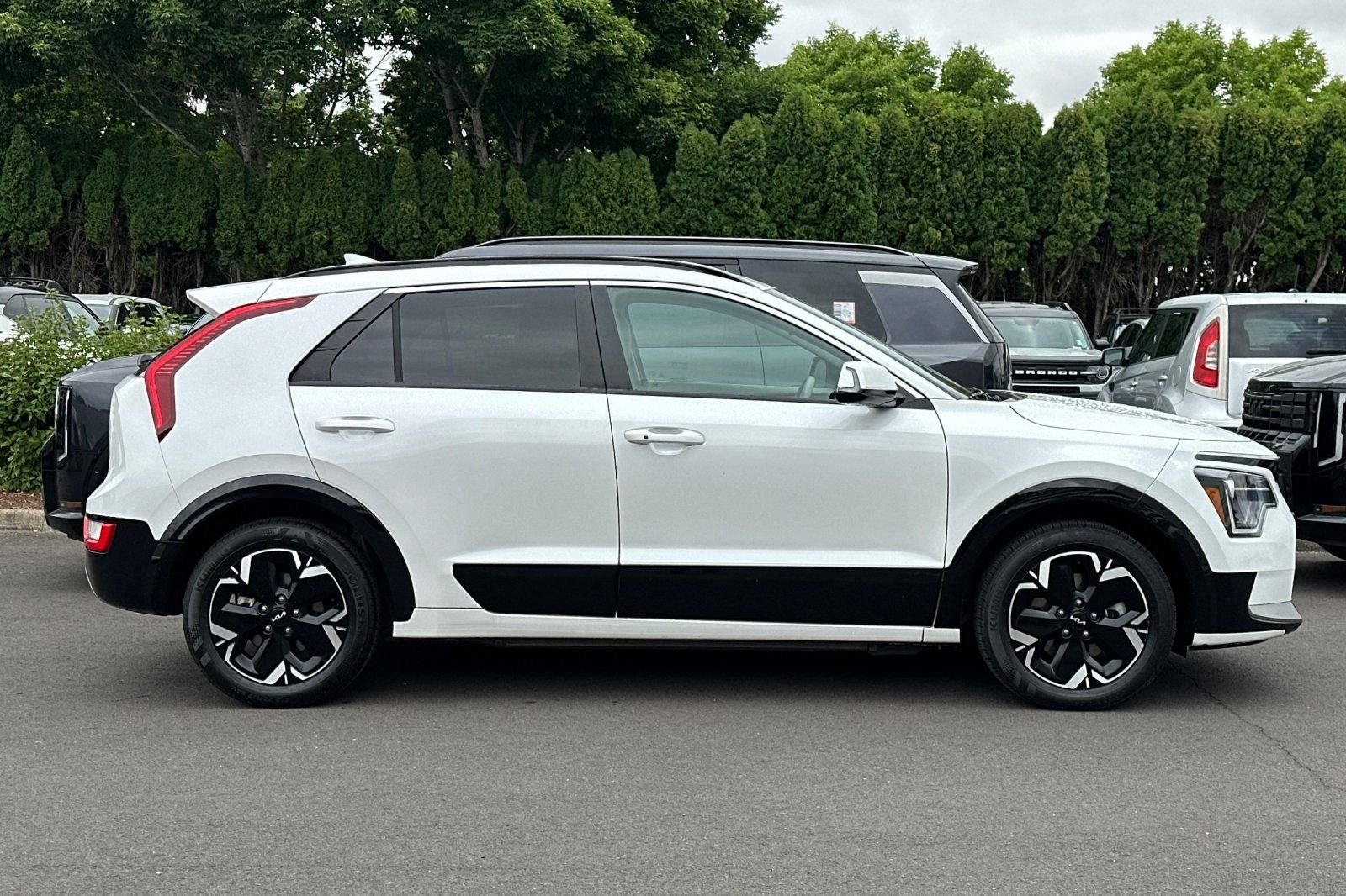 Certified Used 2023 White Kia Wind image 3