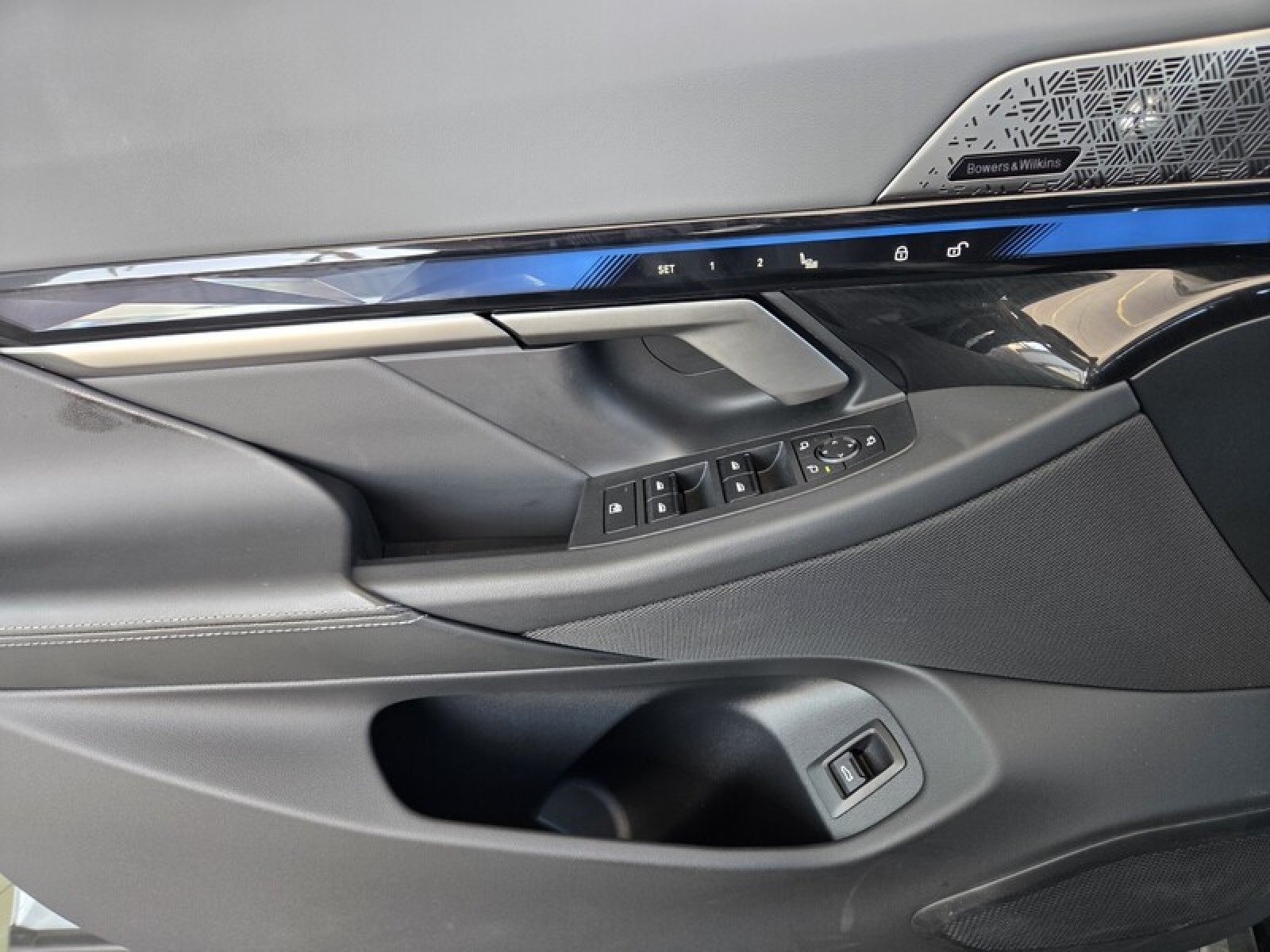 2025 BMW i5 M60 - Photo 23