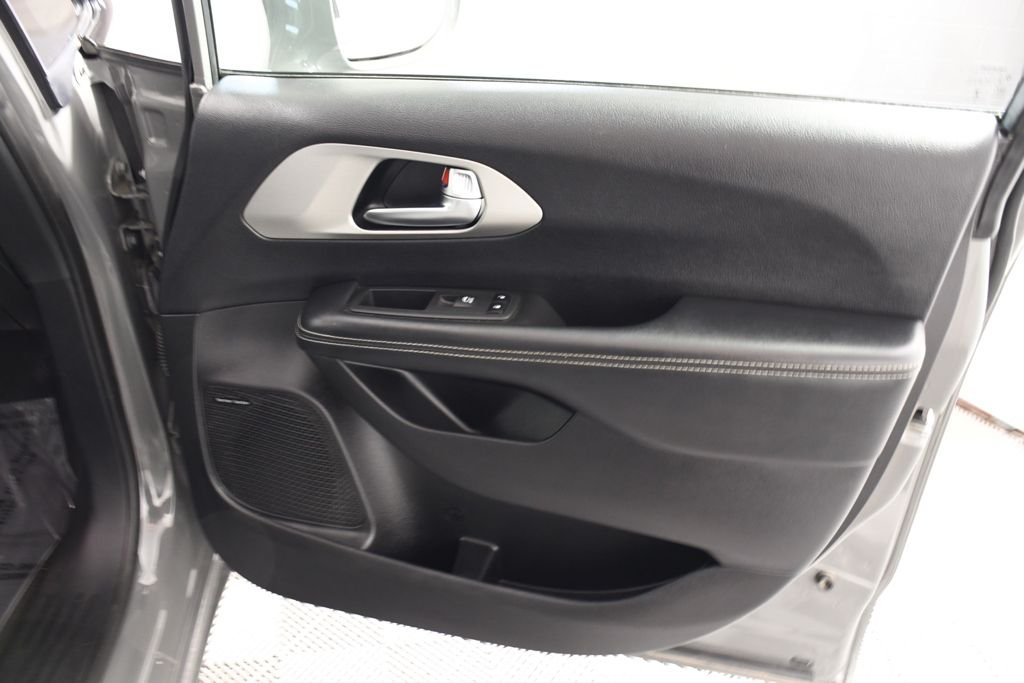 Used 2022 Ceramic Gray Clearcoat Chrysler Limited image 18