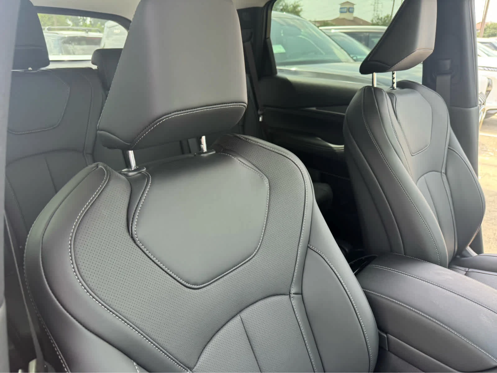 New 2027 HARBOR GRAY INFINITI Luxe FWD image 9