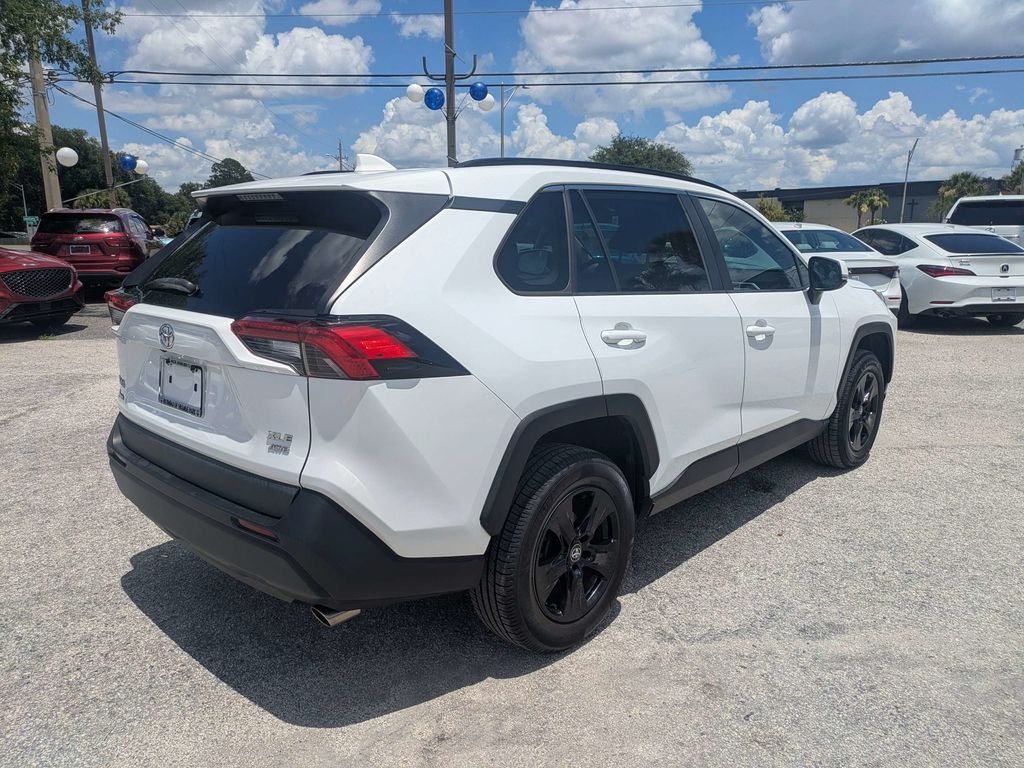 Used 2020 White Toyota XLE image 3