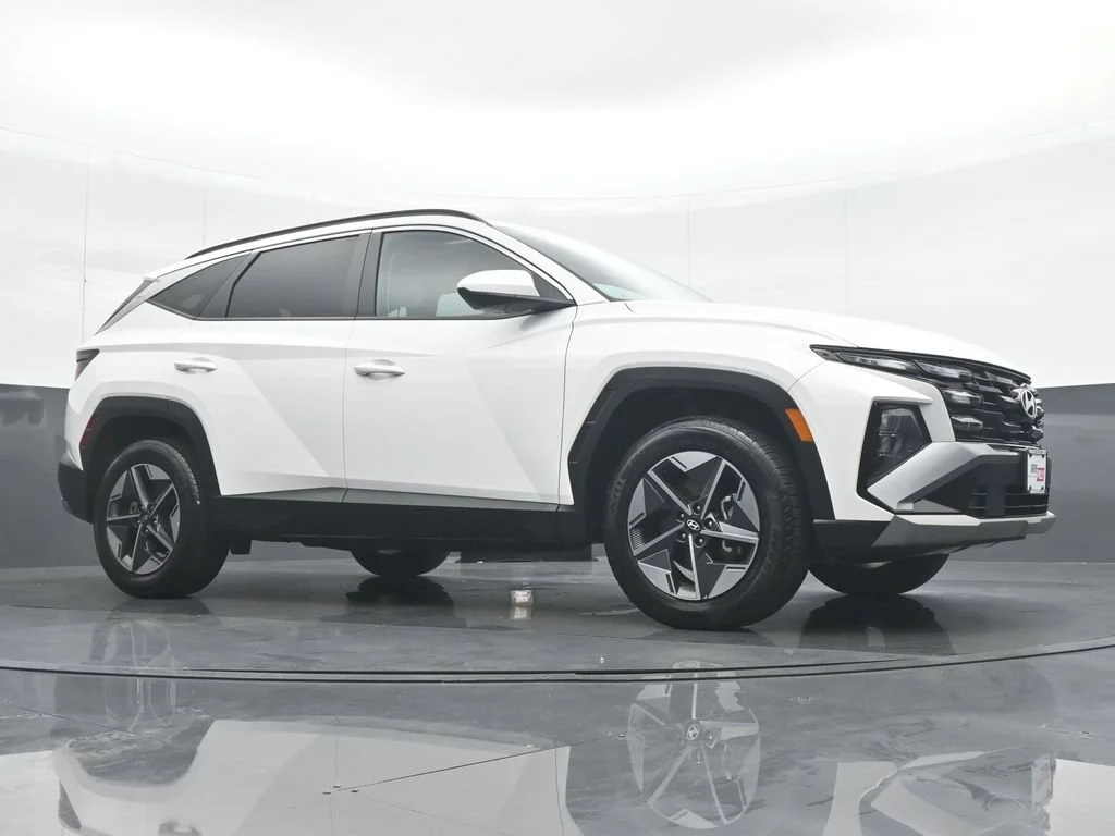 Used 2025 White Hyundai SEL image 35