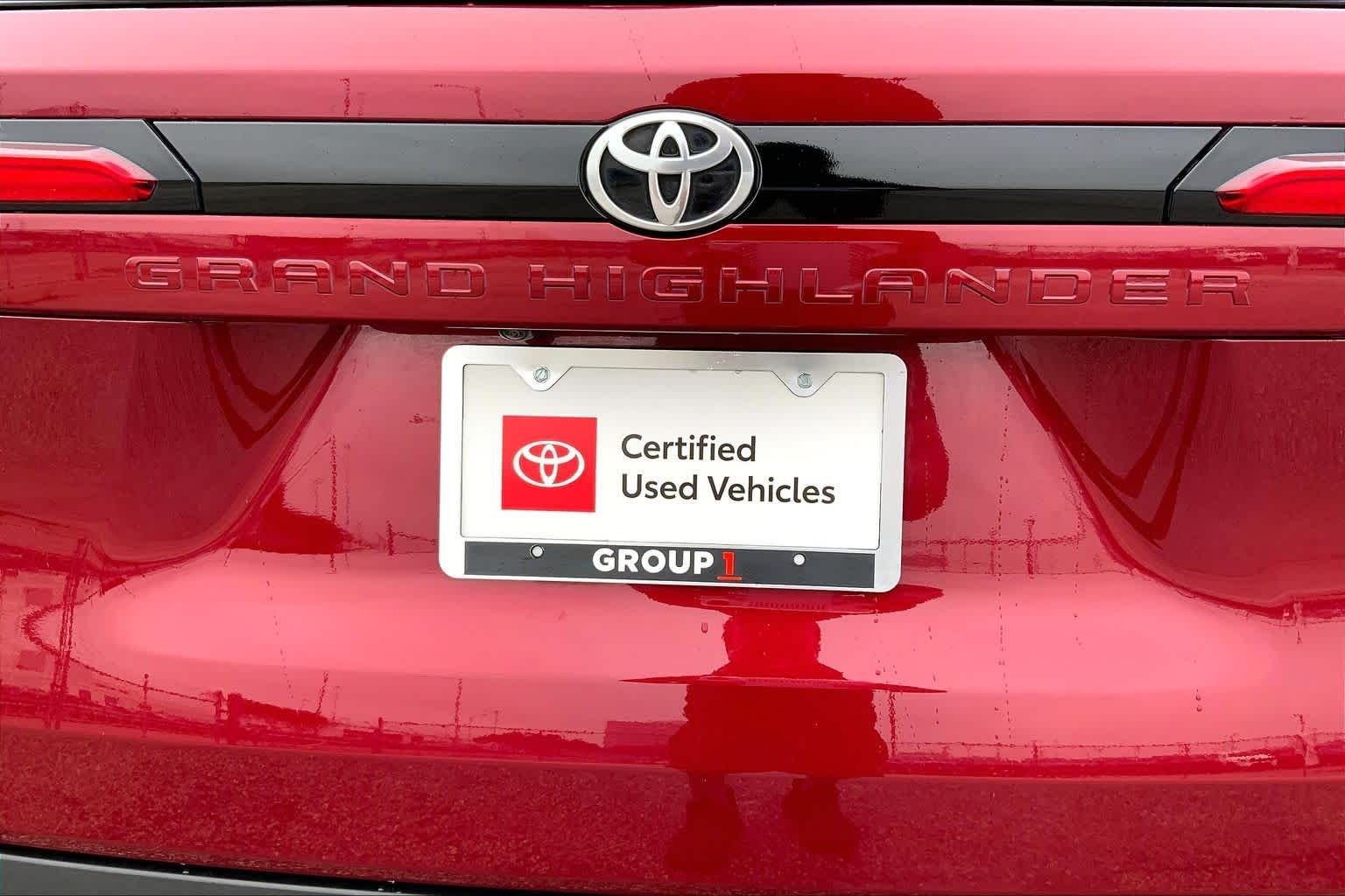 Used 2024 Ruby Flare Pearl Toyota XLE image 10