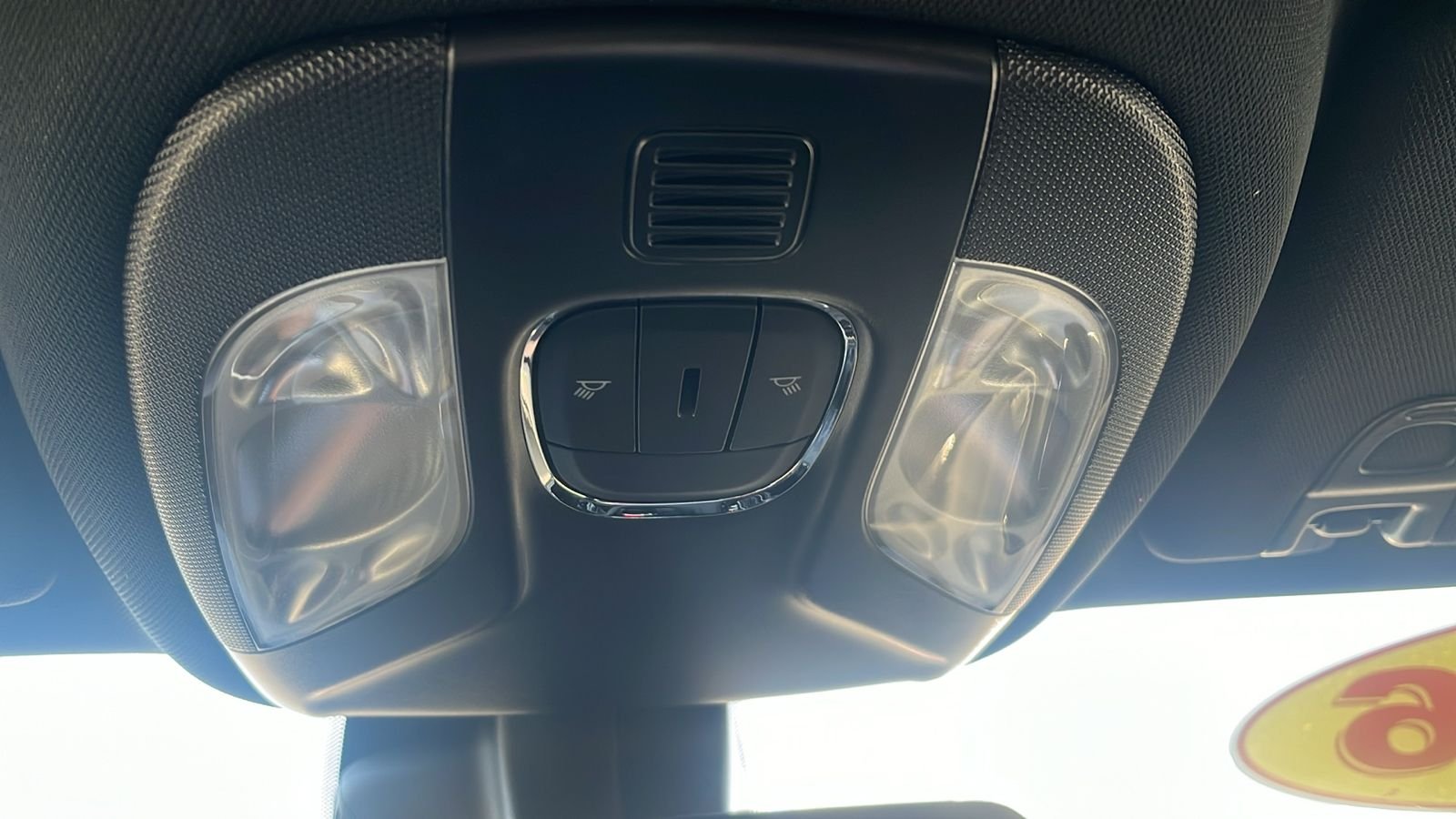 New 2026 Diamond Black Crystal Pearl-Coat Exterior Paint Jeep Latitude image 28