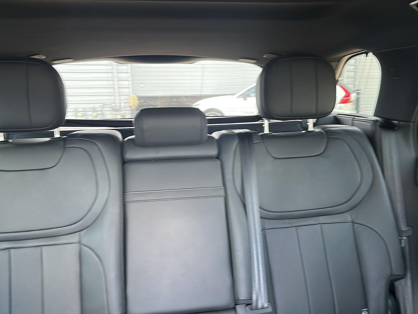 Used 2025 Fuji White Land Rover SE image 11
