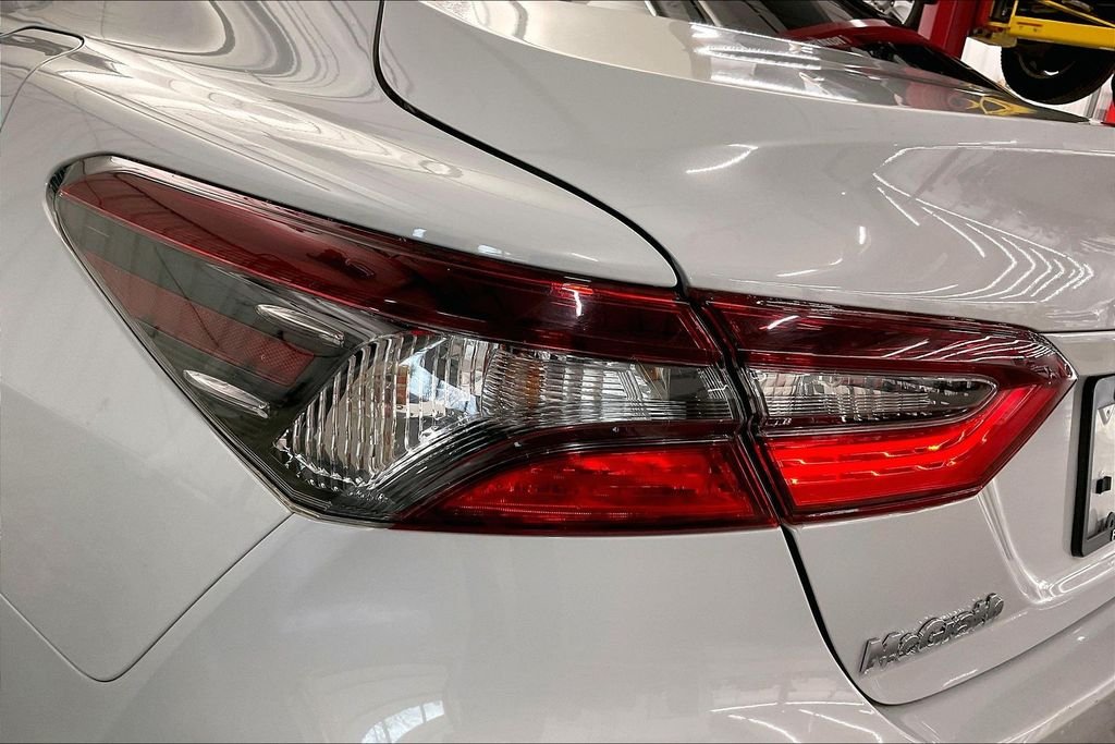 Used 2022 White Toyota LE image 34