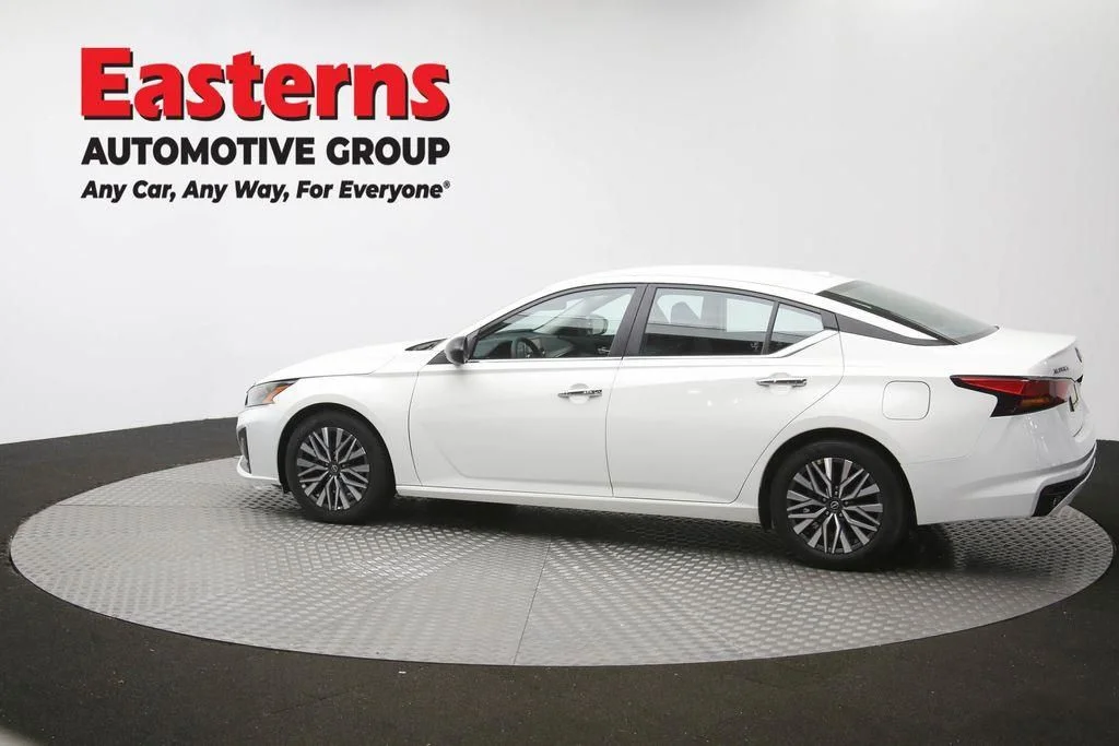 Used 2025 White Nissan 2.5 SV image 65