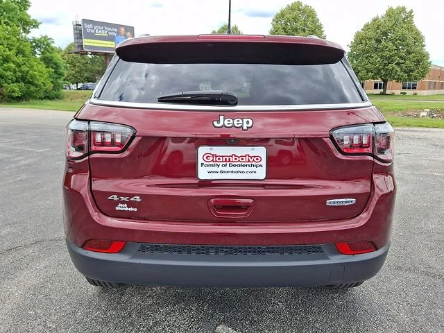 Used 2022 Red Jeep Latitude image 9
