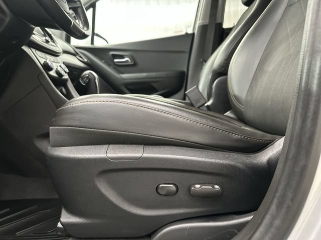 Used 2018 SILVER ICE METALLIC Chevrolet LT image 17