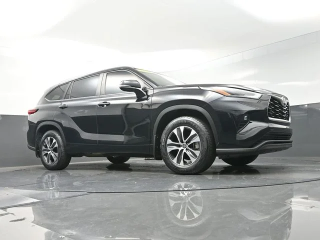 Used 2023 Black Toyota XLE image 33