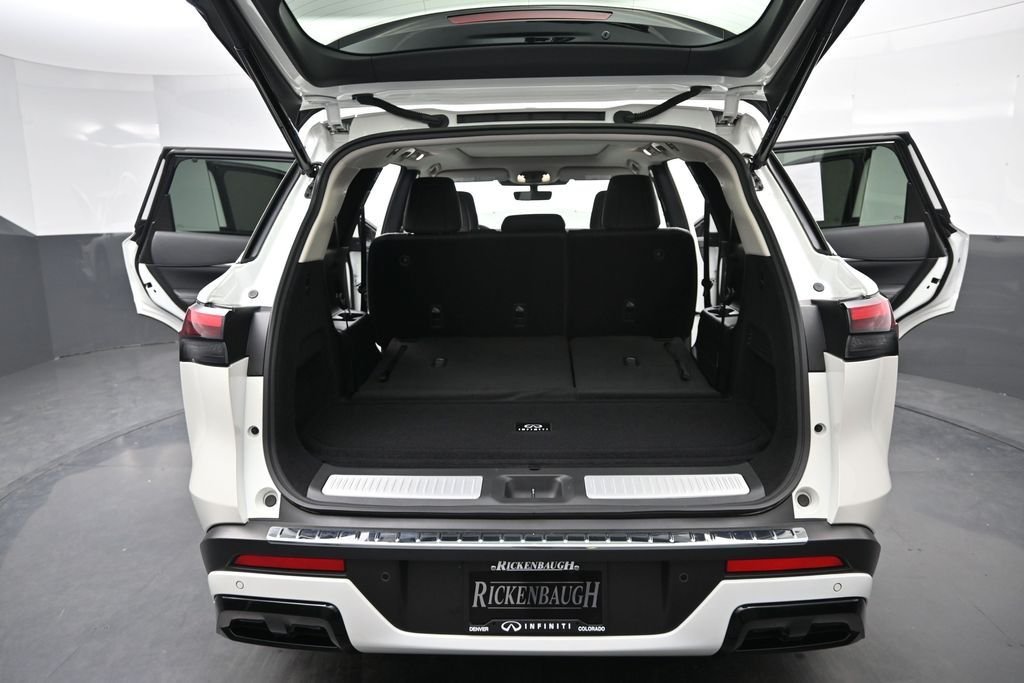 Used 2023 White INFINITI LUXE image 10