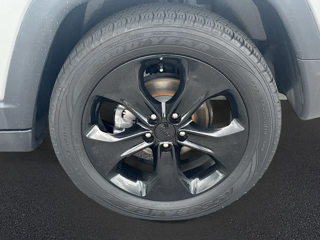 Used 2021 Silver Jeep Latitude image 27
