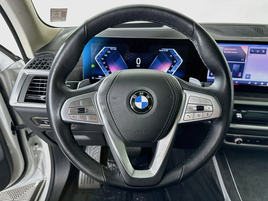 Used 2025 White Metallic BMW xDrive40i image 12