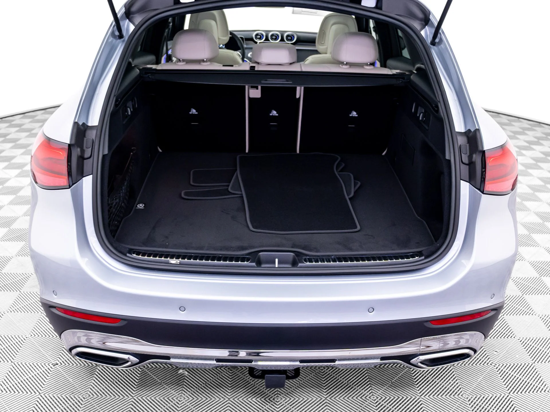 New 2027 Silver Mercedes-Benz GLC 300 image 32