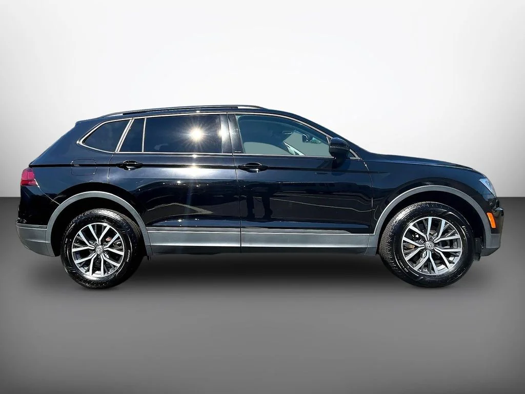 Used 2021 Deep Black Pearl Effect Volkswagen 2.0T S image 5