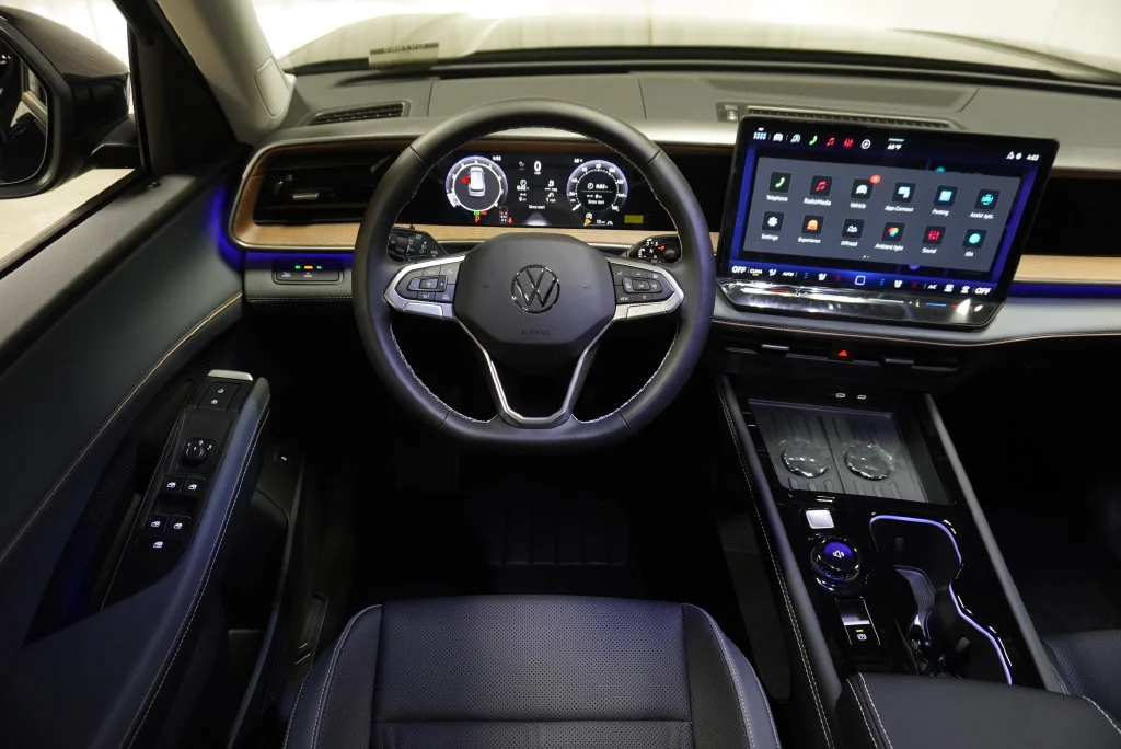 New 2027 Deep Black Volkswagen SE w/Technology image 13