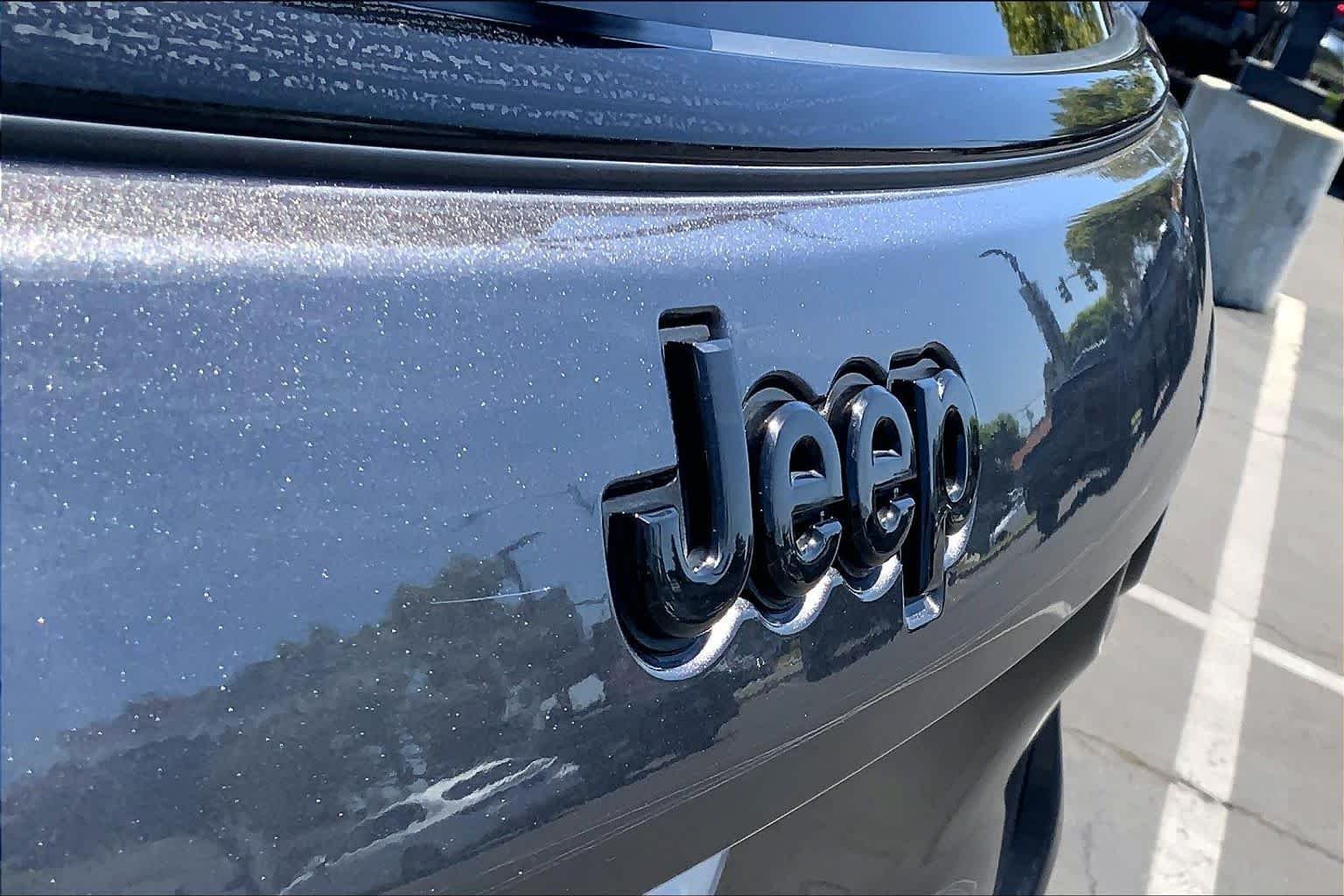 Used 2023 Granite Crystal Metallic Clearcoat Jeep Altitude image 30