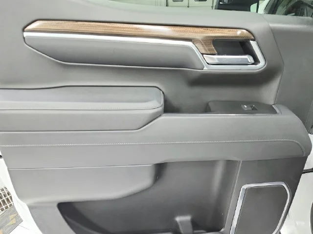 Used 2025 Summit White Chevrolet LT image 39