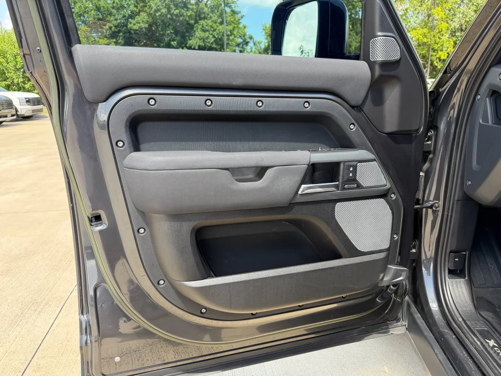 Used 2023  Land Rover X-Dynamic SE image 21