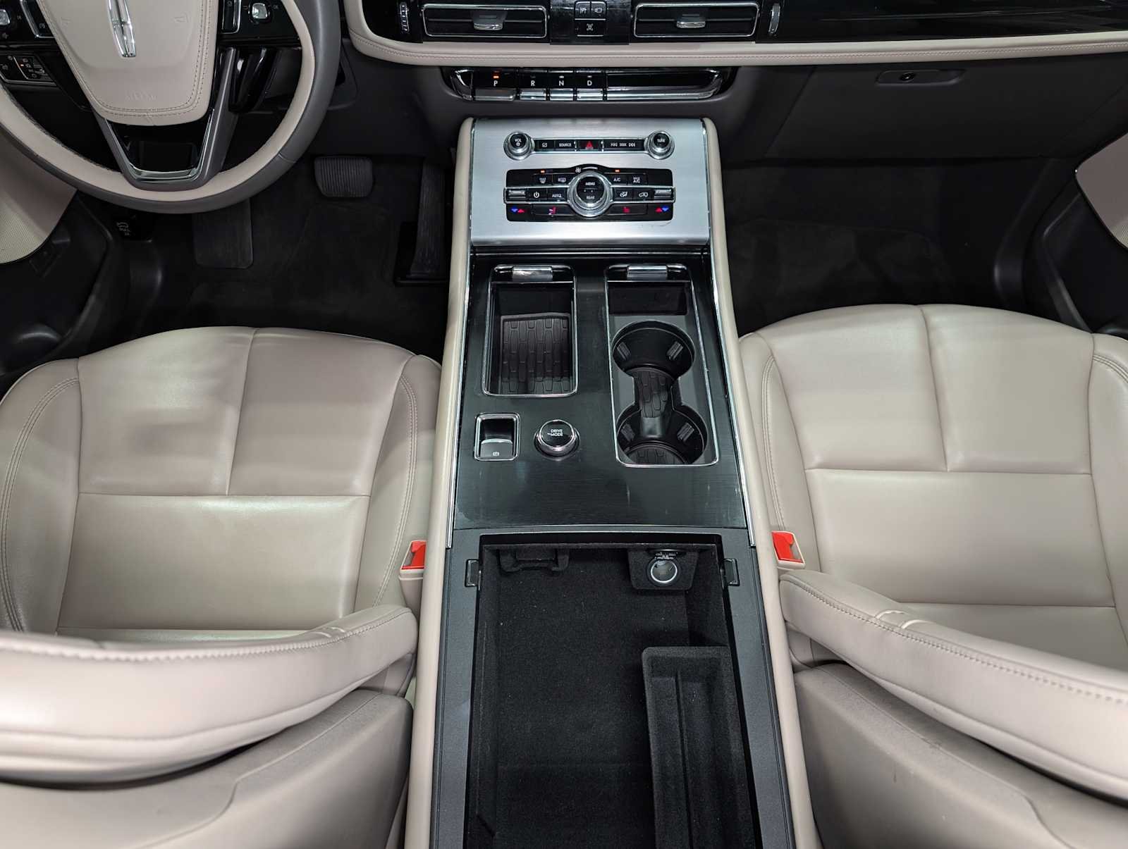 Used 2023 Pristine White Lincoln Standard image 19