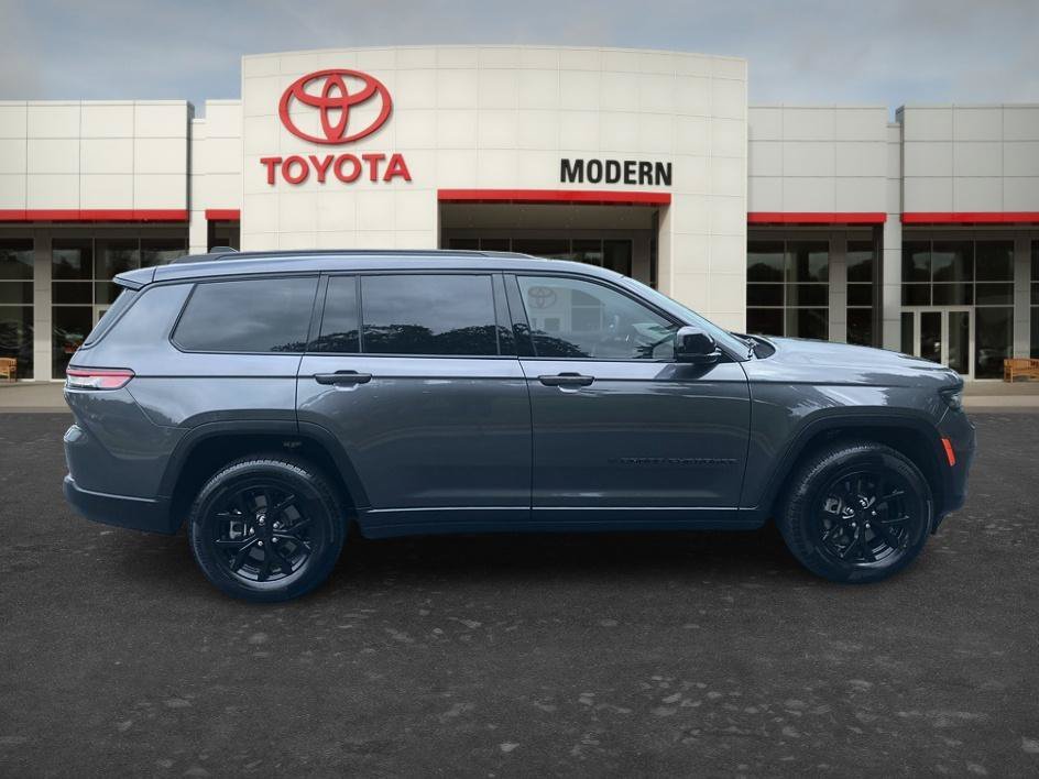 Used 2024 Baltic Gray Metallic Clearcoat Jeep Altitude image 4