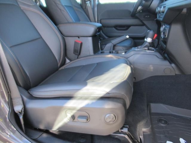 New 2026 Granite Crystal Metallic Clear-Coat Exterior Paint Jeep Sahara image 9