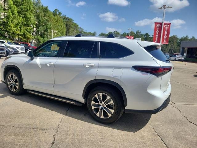 Certified Used 2024 WIND CHILL PEARL Toyota  image 3