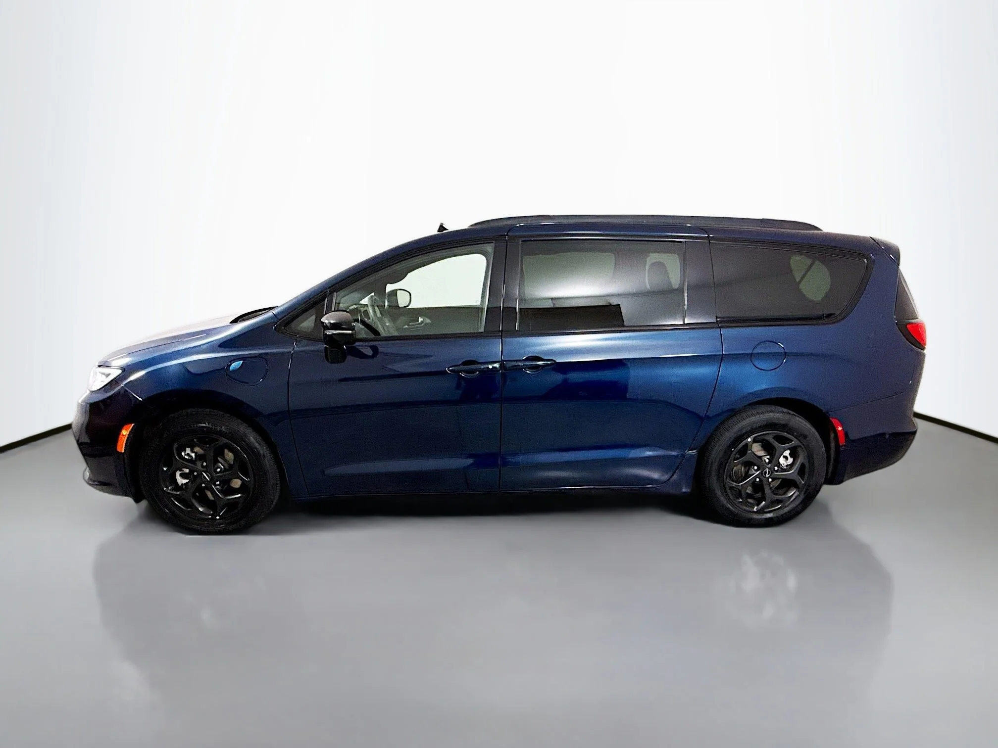 Used 2024 Fathom Blue Pearlcoat Chrysler Hybrid Premium S Appearance Pkg image 4