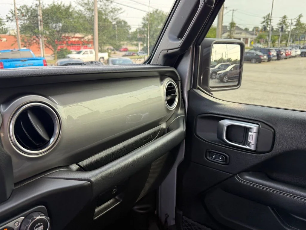 Used 2020 Silver Jeep Unlimited Sahara image 22