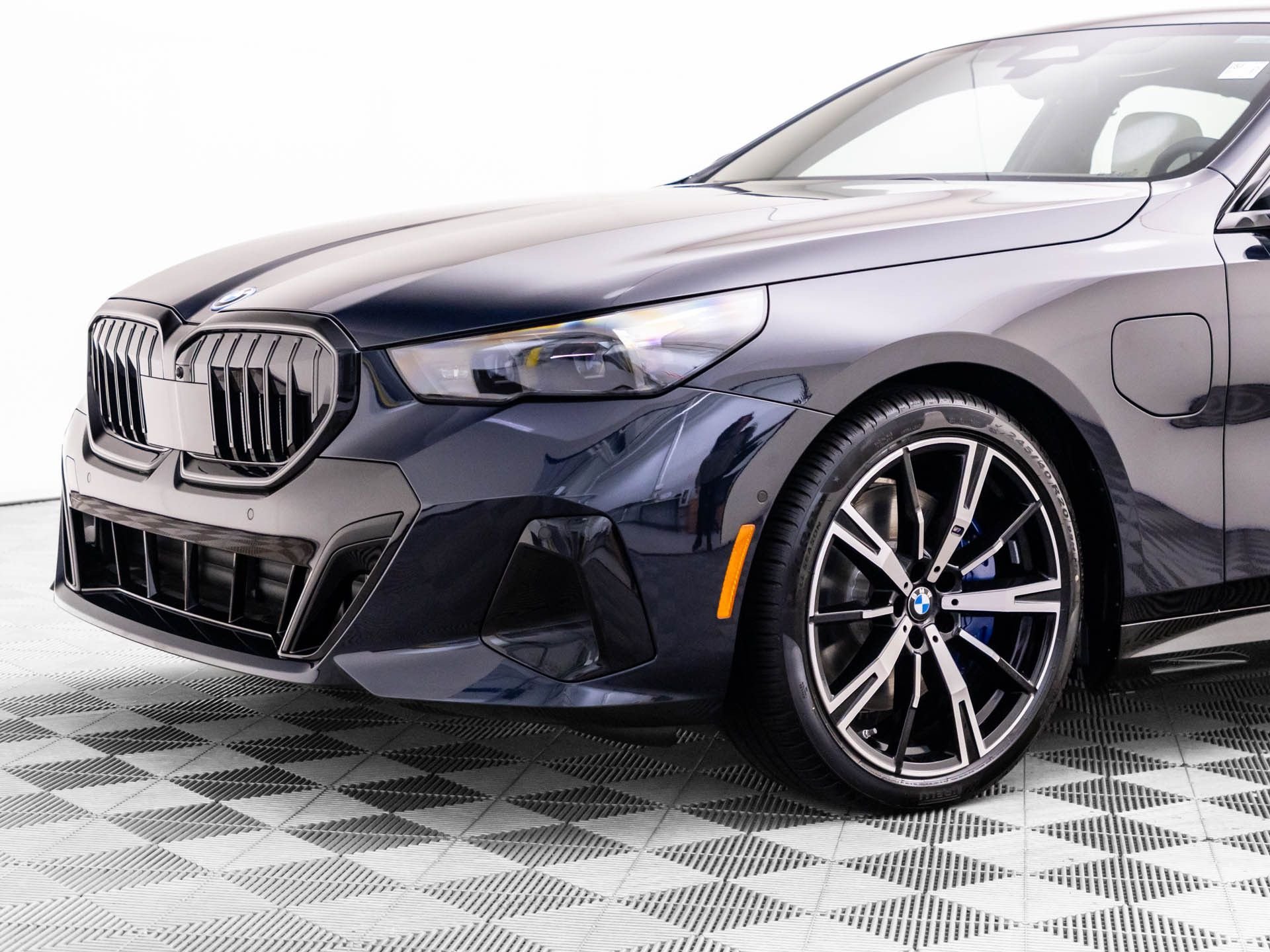 New 2027 Carbon Black Metallic BMW 550e xDrive image 36