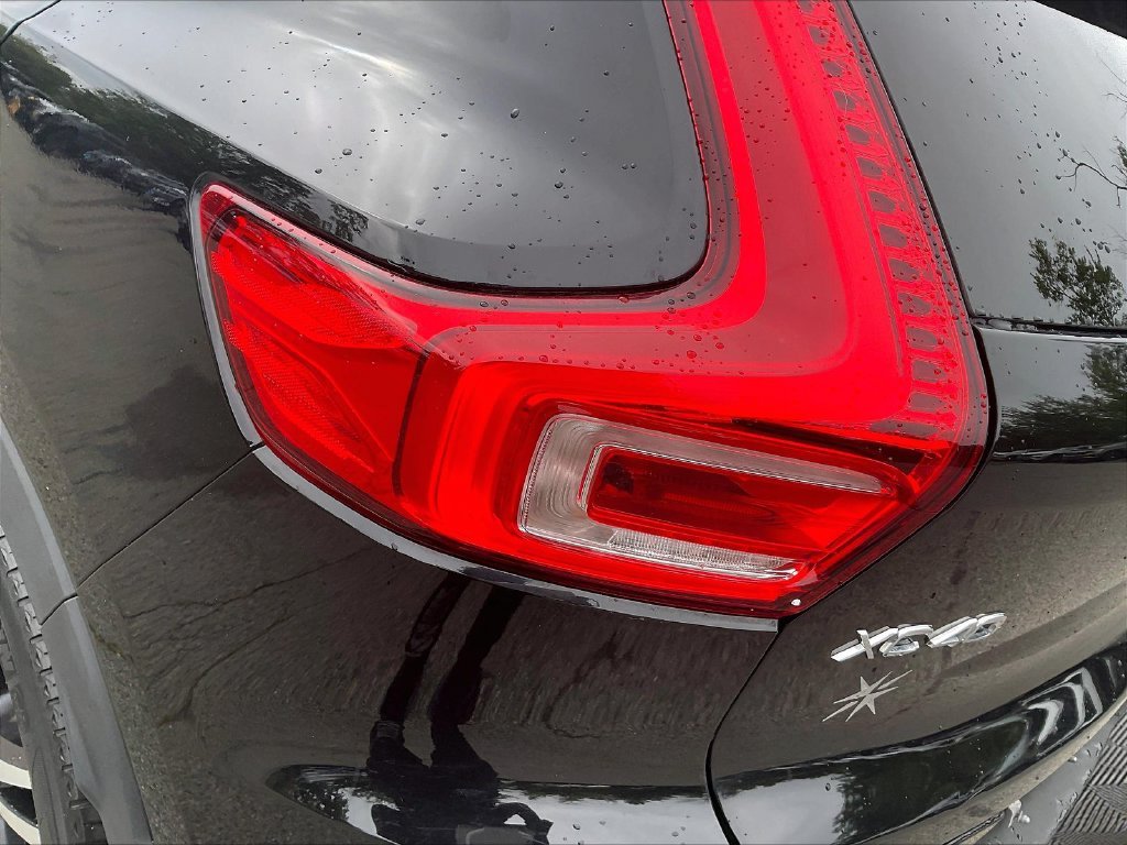 Used 2021 Black Volvo R-Design image 33