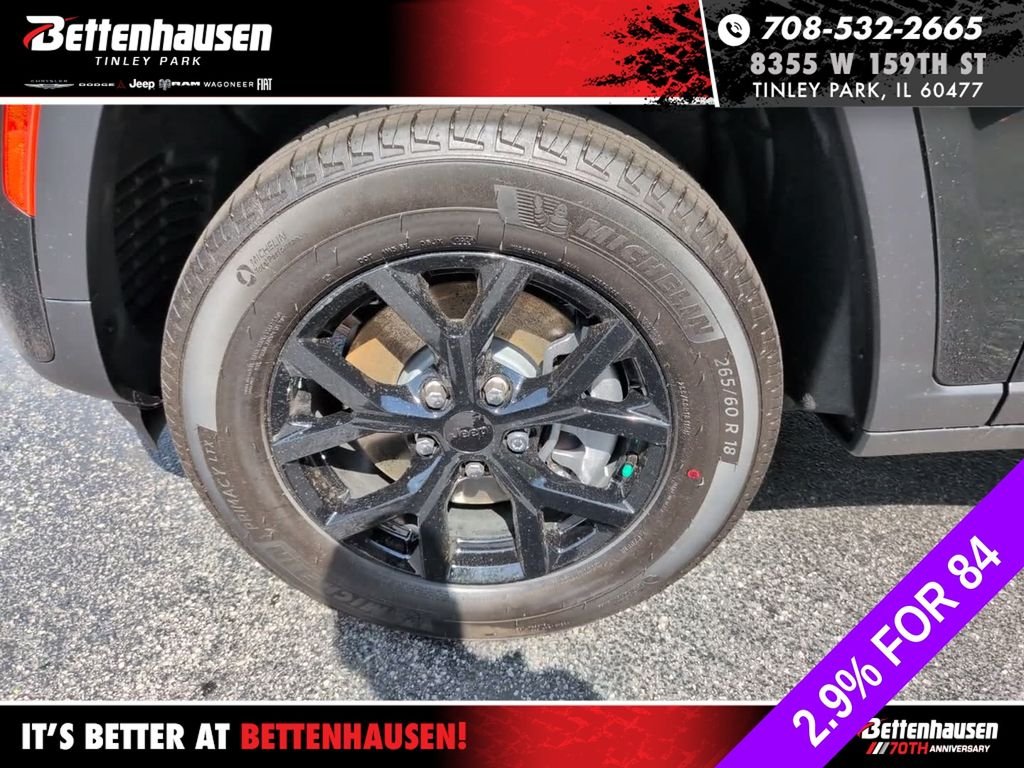 New 2026 Diamond Black Crystal Pearl-Coat Exterior Paint Jeep Laredo image 12