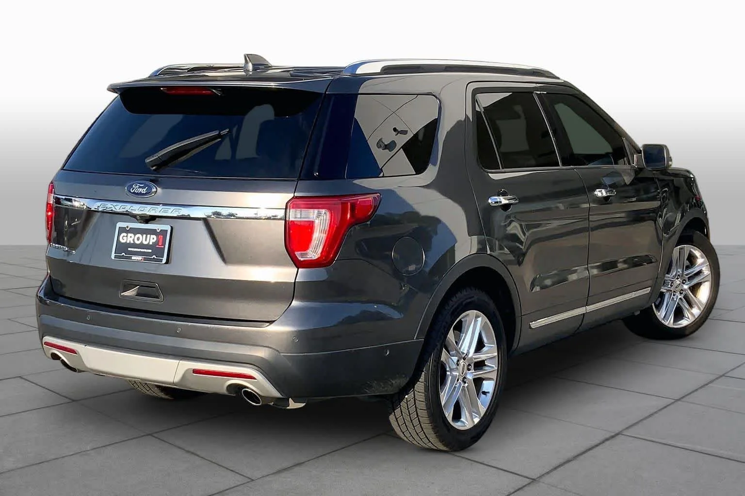 Used 2017 Magnetic Metallic Ford Limited image 11