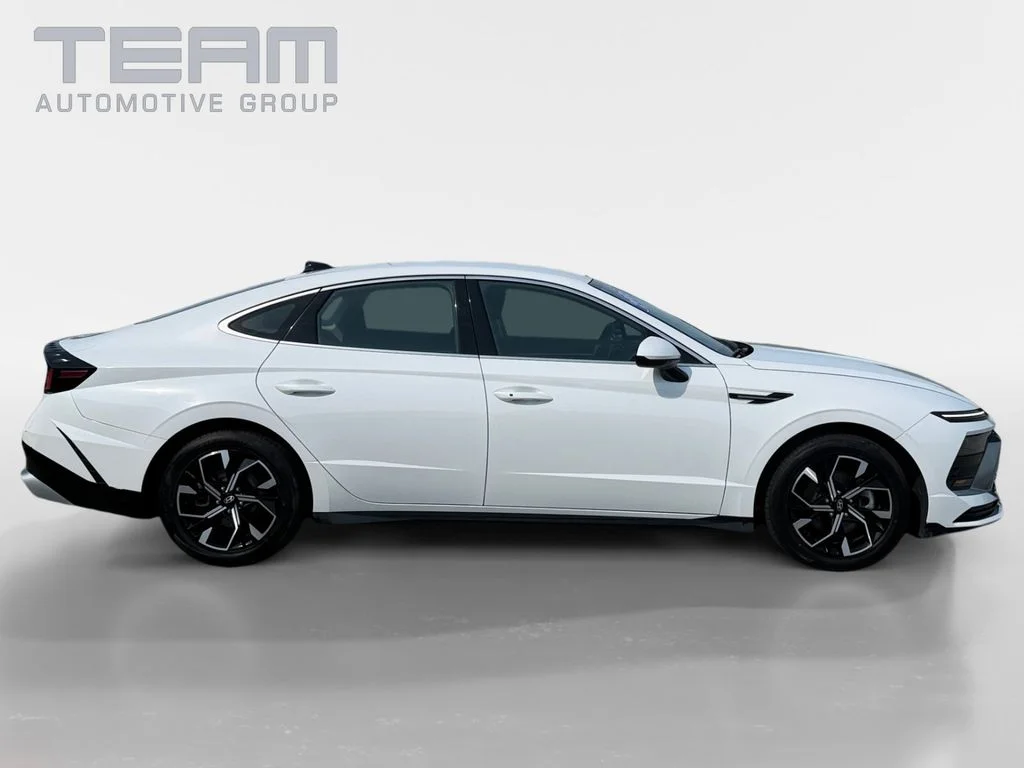 Used 2025 White Hyundai SEL image 8