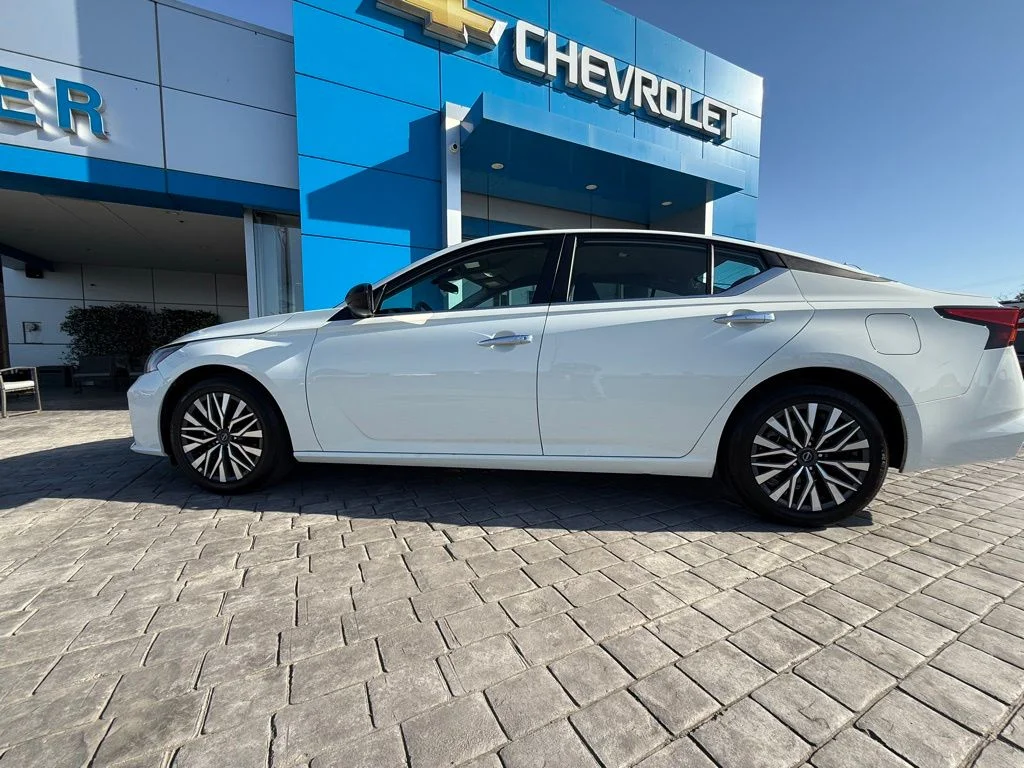 Used 2025 White Nissan 2.5 SV image 11