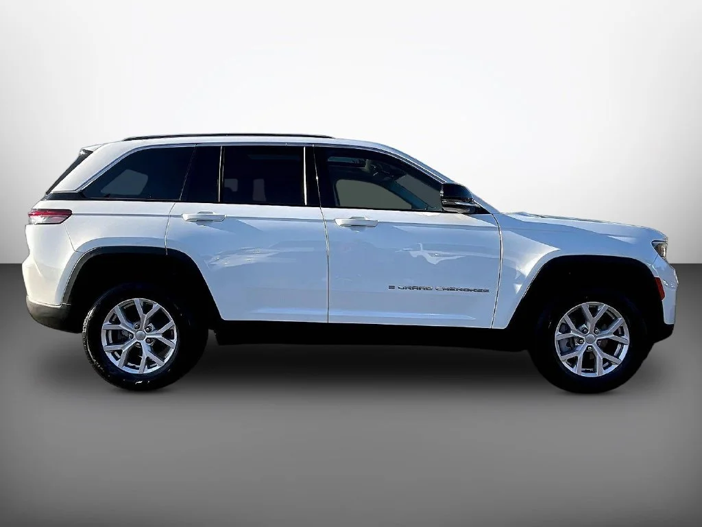 Used 2022 Bright White Clearcoat Jeep Limited image 8